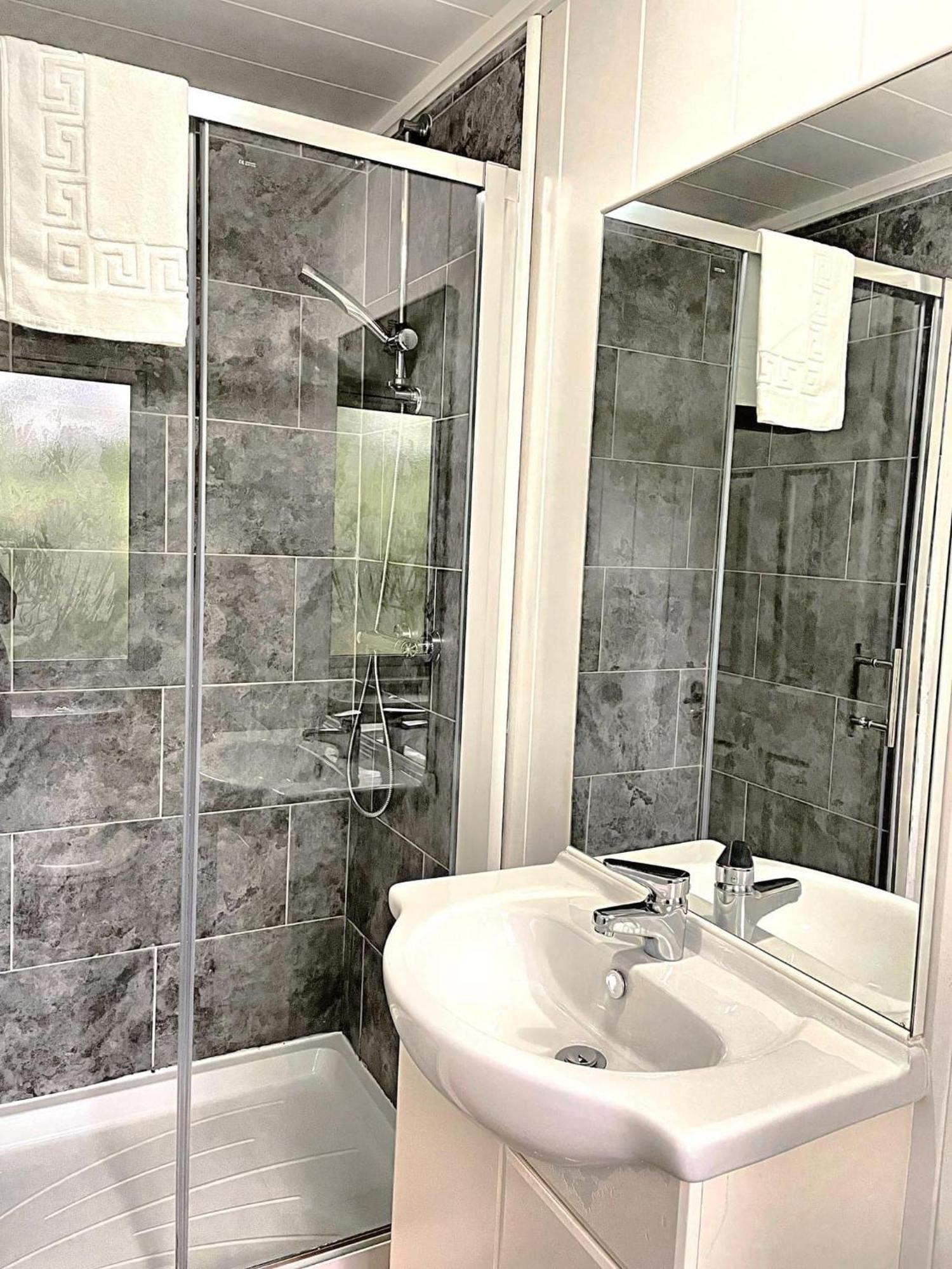 Woodland View -Hot Tub-Tenby-Carmarthen-St Clears Luaran gambar